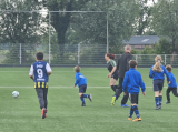 Laatste training S.K.N.W.K. JO10-1 (partijtje tegen de ouders) van woensdag 22 mei 2024 (17/133)